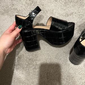 Black platform heals